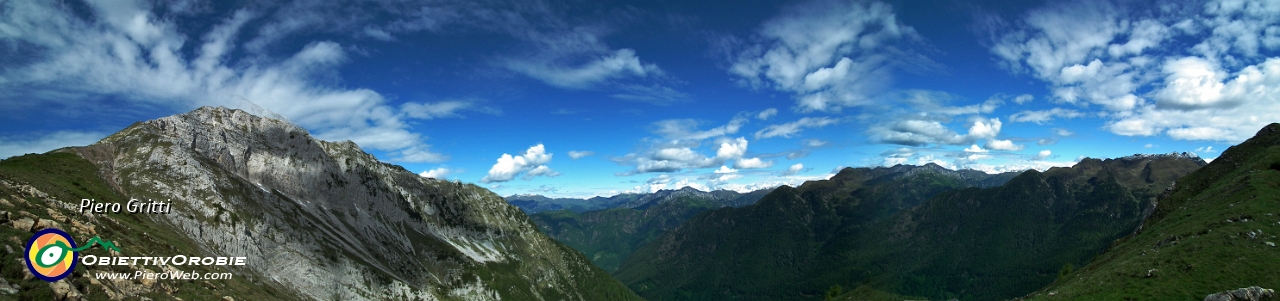 30 Panoramica dal Passo del Vindiolo verso l'alta Val Brembana....jpg